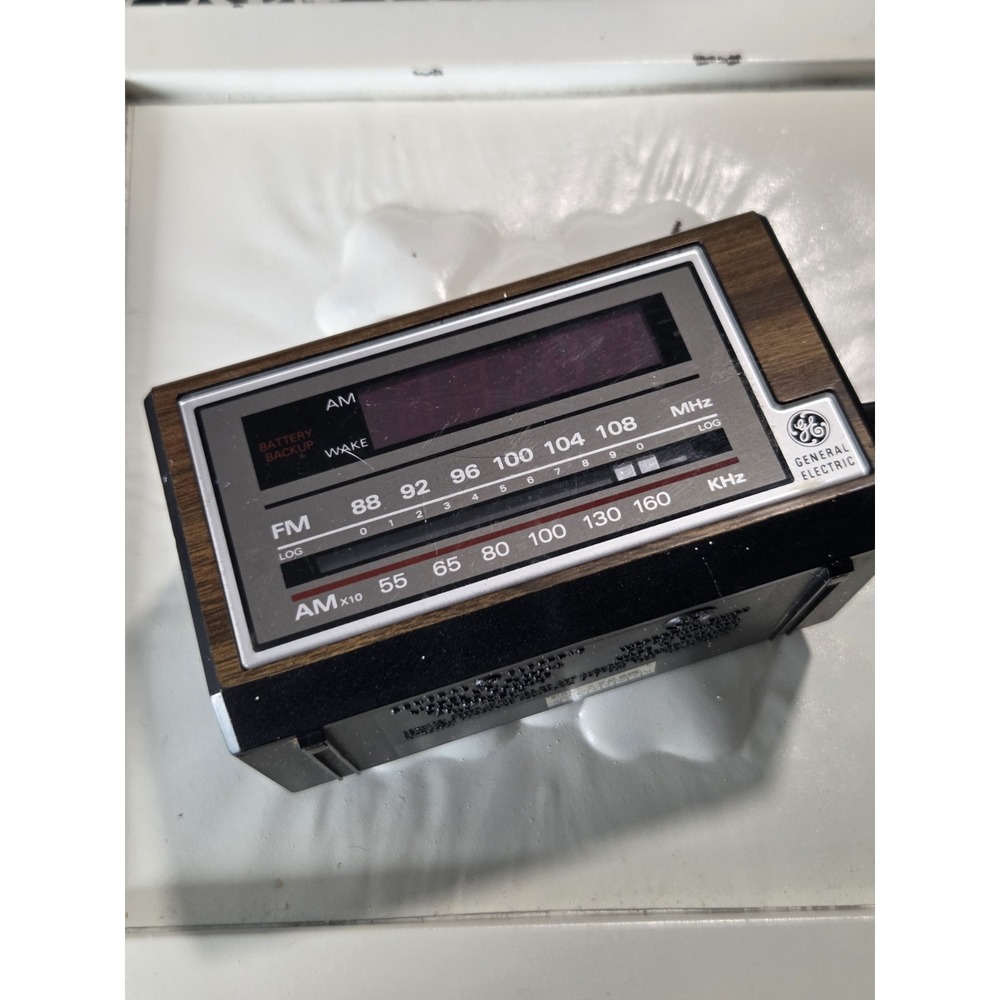 Vintage General Electric GE 7-4601A Woodgrain Finish AM FM Alarm Snooze Works